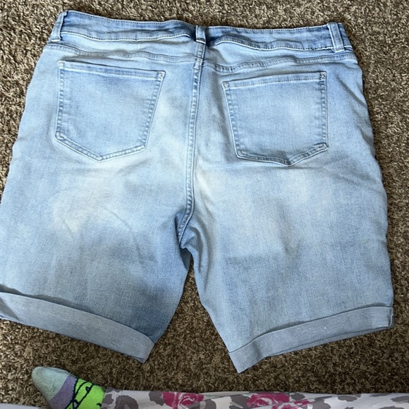 Jean short like new - Picture 2 of 2